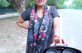 Naveen & Pinkicutee in the matter of a super-steamy Indian Desi tempt girl bhabhi deal with a client start the ball rolling